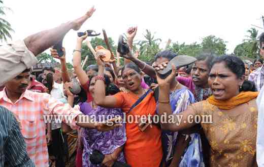 Brooms and slippers greet Congress delegation in Niddodi